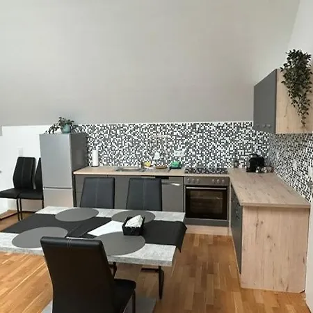 Paky 00323 Bruck an der Leitha